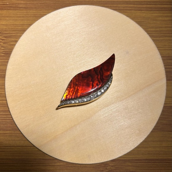 Abalone (red dyed) and crystal gold tone brooch by Butler (signed) - Picture 2 of 7